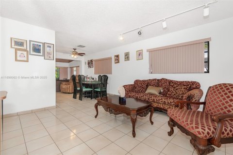 House in Hialeah, Florida 5 bedrooms, 171.59 sq.m. № 2013172 - photo 9