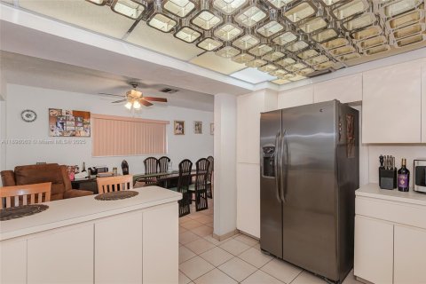 House in Hialeah, Florida 5 bedrooms, 171.59 sq.m. № 2013172 - photo 16