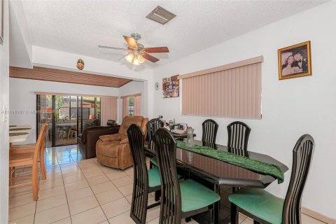 House in Hialeah, Florida 5 bedrooms, 171.59 sq.m. № 2013172 - photo 11