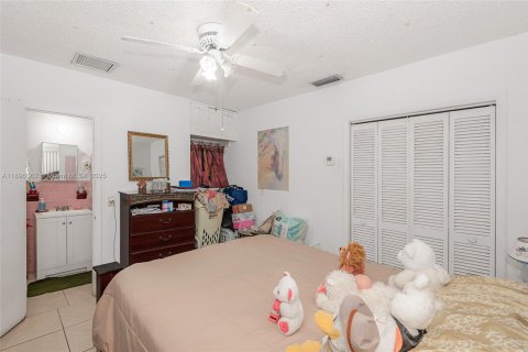 House in Hialeah, Florida 5 bedrooms, 171.59 sq.m. № 2013172 - photo 30