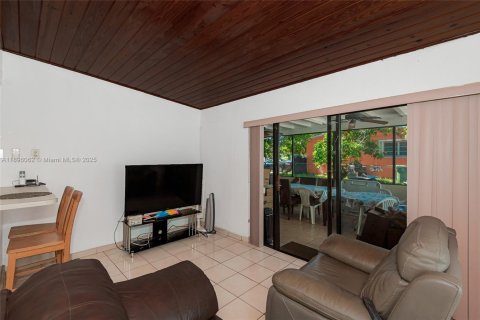 House in Hialeah, Florida 5 bedrooms, 171.59 sq.m. № 2013172 - photo 18