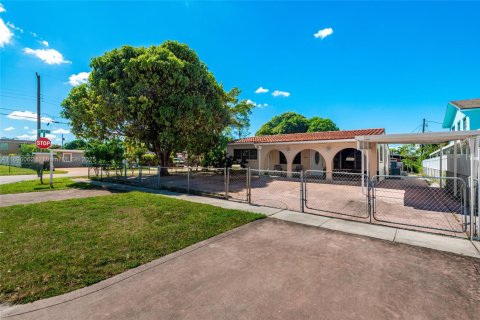 House in Hialeah, Florida 5 bedrooms, 171.59 sq.m. № 2013172