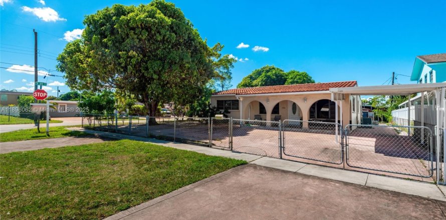 House in Hialeah, Florida 5 bedrooms, 171.59 sq.m. № 2013172
