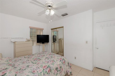 House in Hialeah, Florida 5 bedrooms, 171.59 sq.m. № 2013172 - photo 24