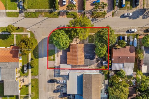 House in Hialeah, Florida 5 bedrooms, 171.59 sq.m. № 2013172 - photo 4