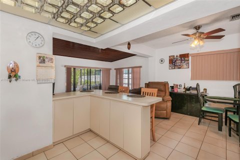 House in Hialeah, Florida 5 bedrooms, 171.59 sq.m. № 2013172 - photo 13