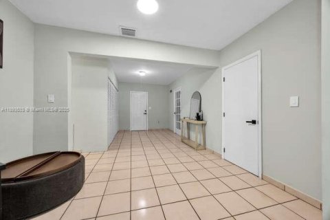 Casa en venta en West Miami, Florida, 3 dormitorios, 135.27 m2 № 1945834 - foto 13