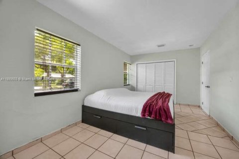 Casa en venta en West Miami, Florida, 3 dormitorios, 135.27 m2 № 1945834 - foto 25