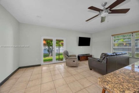 Casa en venta en West Miami, Florida, 3 dormitorios, 135.27 m2 № 1945834 - foto 16