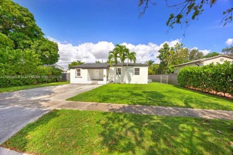 Casa en venta en West Miami, Florida, 3 dormitorios, 135.27 m2 № 1945834 - foto 1