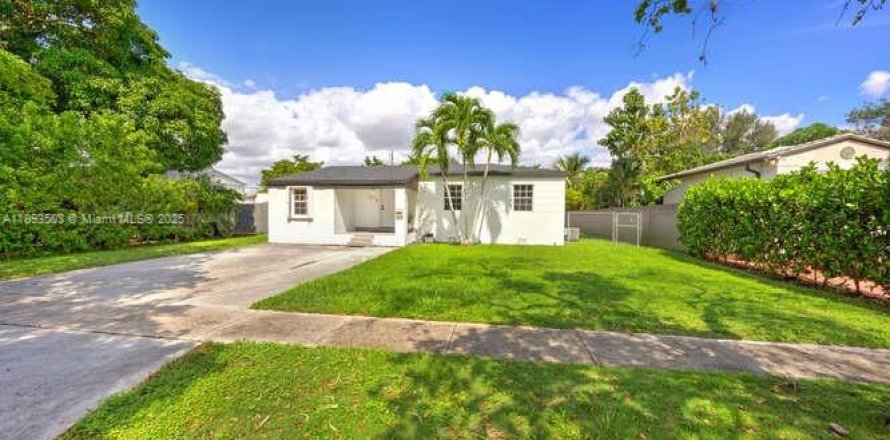 Casa en West Miami, Florida 3 dormitorios, 135.27 m2 № 1945834