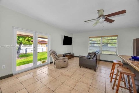 Casa en venta en West Miami, Florida, 3 dormitorios, 135.27 m2 № 1945834 - foto 15