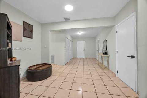 Casa en venta en West Miami, Florida, 3 dormitorios, 135.27 m2 № 1945834 - foto 12