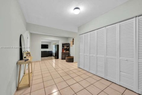 Casa en venta en West Miami, Florida, 3 dormitorios, 135.27 m2 № 1945834 - foto 11