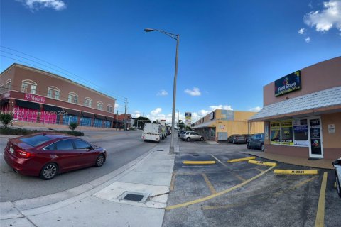 Commercial property in Hialeah, Florida № 1753869 - photo 11