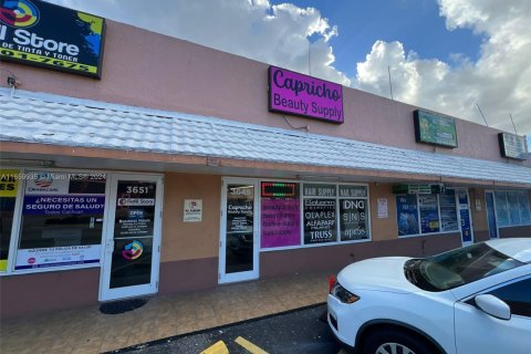 Commercial property in Hialeah, Florida № 1753869 - photo 12