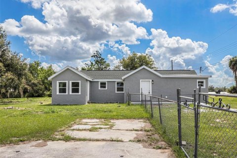 House in Avon Park, Florida 4 bedrooms, 192.96 sq.m. № 2135565 - photo 2