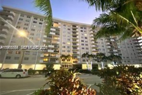 Купить кондоминиум в Халландейл-Бич, Флорида 2 спальни, 116.13м2, № 2009680 - фото 26