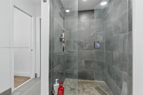 House in Coral Springs, Florida 4 bedrooms, 172.15 sq.m. № 2015174 - photo 24