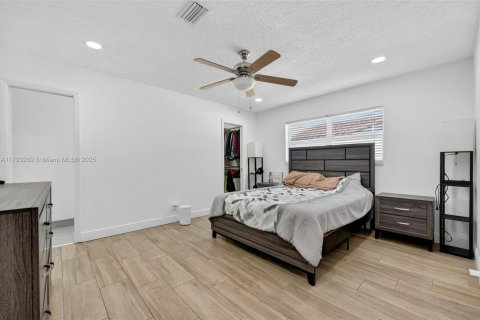 House in Coral Springs, Florida 4 bedrooms, 172.15 sq.m. № 2015174 - photo 19