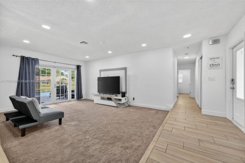 House in Coral Springs, Florida 4 bedrooms, 172.15 sq.m. № 2015174 - photo 4