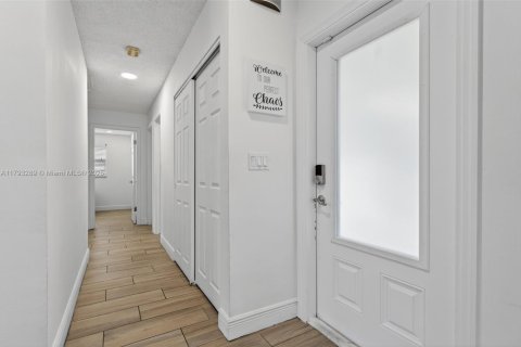 House in Coral Springs, Florida 4 bedrooms, 172.15 sq.m. № 2015174 - photo 10