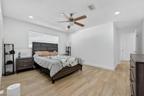 House in Coral Springs, Florida 4 bedrooms, 172.15 sq.m. № 2015174 - photo 22