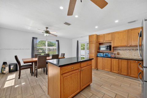 House in Coral Springs, Florida 4 bedrooms, 172.15 sq.m. № 2015174 - photo 28