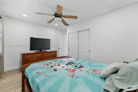 House in Coral Springs, Florida 4 bedrooms, 172.15 sq.m. № 2015174 - photo 17