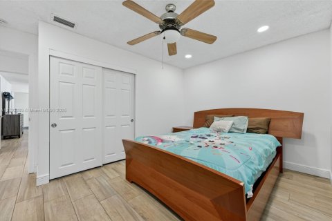 House in Coral Springs, Florida 4 bedrooms, 172.15 sq.m. № 2015174 - photo 16