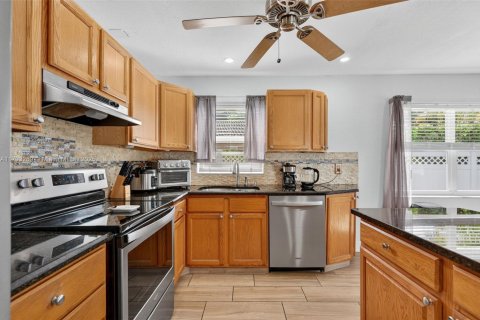 House in Coral Springs, Florida 4 bedrooms, 172.15 sq.m. № 2015174 - photo 29