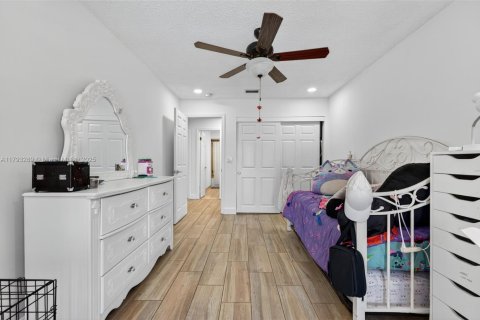 House in Coral Springs, Florida 4 bedrooms, 172.15 sq.m. № 2015174 - photo 12