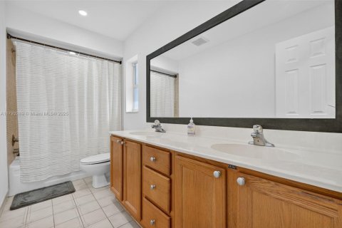 House in Coral Springs, Florida 4 bedrooms, 172.15 sq.m. № 2015174 - photo 18