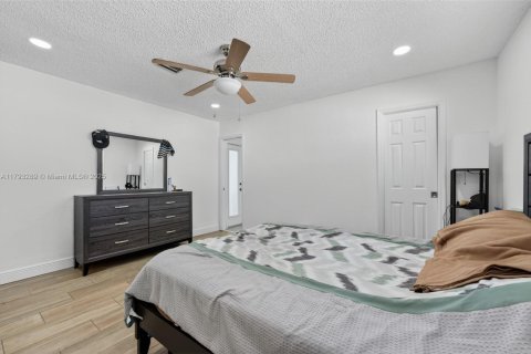 House in Coral Springs, Florida 4 bedrooms, 172.15 sq.m. № 2015174 - photo 21