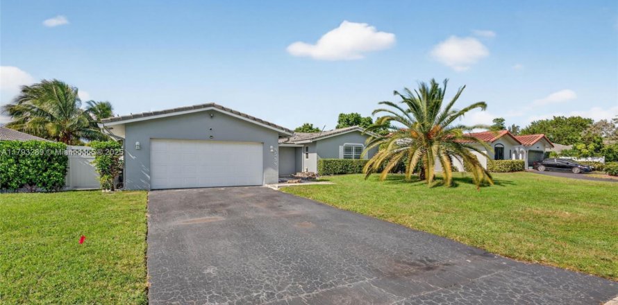 House in Coral Springs, Florida 4 bedrooms, 172.15 sq.m. № 2015174