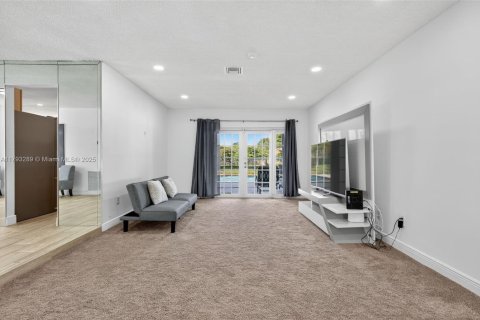 House in Coral Springs, Florida 4 bedrooms, 172.15 sq.m. № 2015174 - photo 5