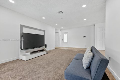 House in Coral Springs, Florida 4 bedrooms, 172.15 sq.m. № 2015174 - photo 7