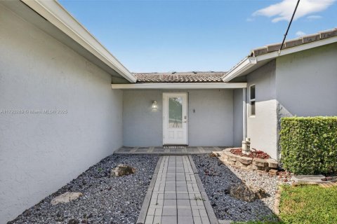 House in Coral Springs, Florida 4 bedrooms, 172.15 sq.m. № 2015174 - photo 3