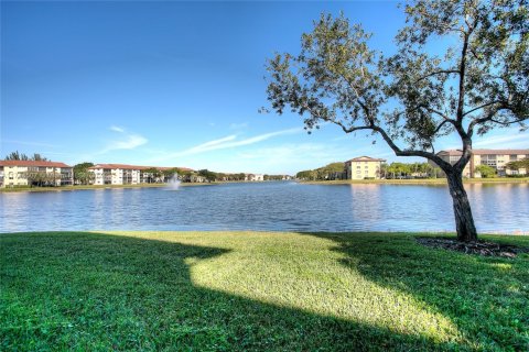Condo in Pembroke Pines, Florida, 2 bedrooms  № 1939917 - photo 19