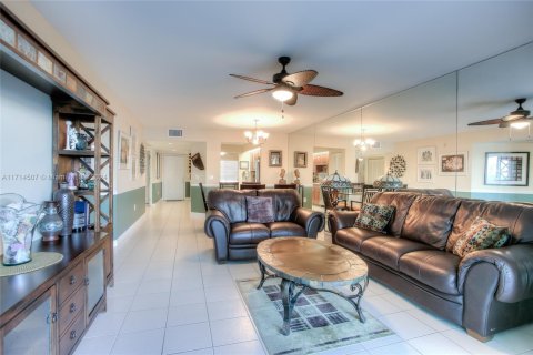 Condo in Pembroke Pines, Florida, 2 bedrooms  № 1939917 - photo 5