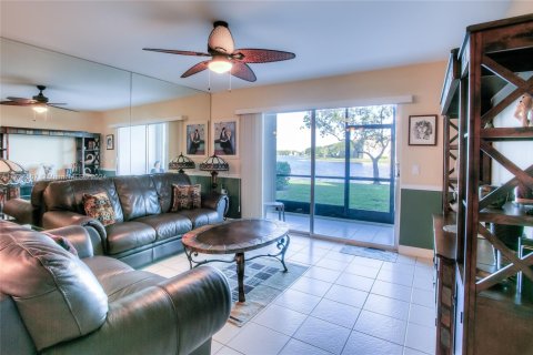 Condo in Pembroke Pines, Florida, 2 bedrooms  № 1939917 - photo 10
