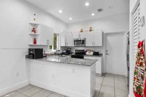 Commercial property in Miami, Florida 227.98 sq.m. № 1875364 - photo 7