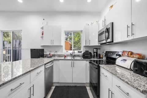 Commercial property in Miami, Florida 227.98 sq.m. № 1875364 - photo 8