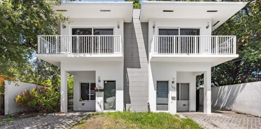 Commercial property in Miami, Florida 227.98 sq.m. № 1875364