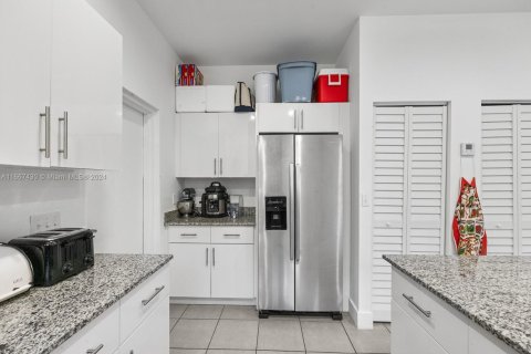Commercial property in Miami, Florida 227.98 sq.m. № 1875364 - photo 11