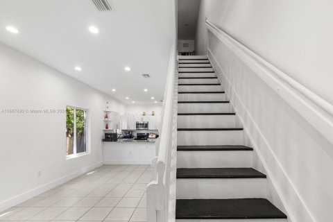 Commercial property in Miami, Florida 227.98 sq.m. № 1875364 - photo 12