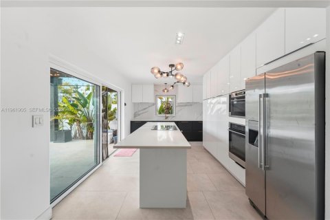 House in Fort Lauderdale, Florida 2 bedrooms, 149.94 sq.m. № 2023756 - photo 16