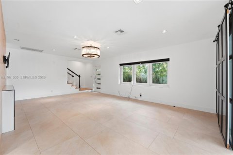 House in Fort Lauderdale, Florida 2 bedrooms, 149.94 sq.m. № 2023756 - photo 9