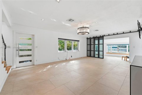 House in Fort Lauderdale, Florida 2 bedrooms, 149.94 sq.m. № 2023756 - photo 8