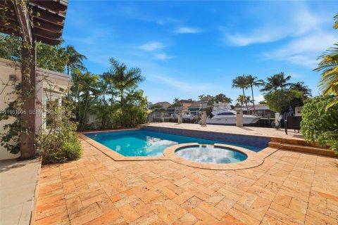 House in Fort Lauderdale, Florida 2 bedrooms, 149.94 sq.m. № 2023756 - photo 2